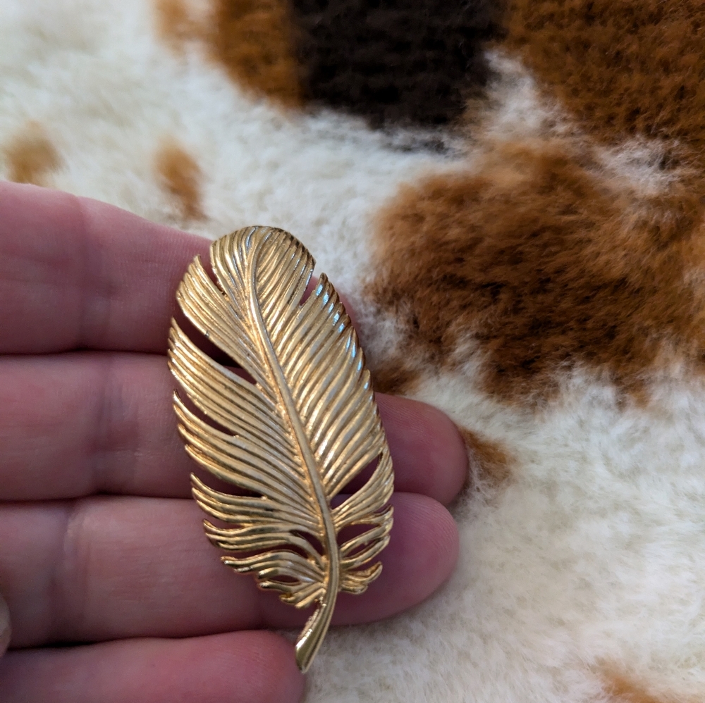 Vintage gold tone feather brooch